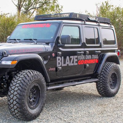 Estribos WIDESIDER Fusion 4" Ngo Tex de 73" para Jeep Wrangler JL 18-25