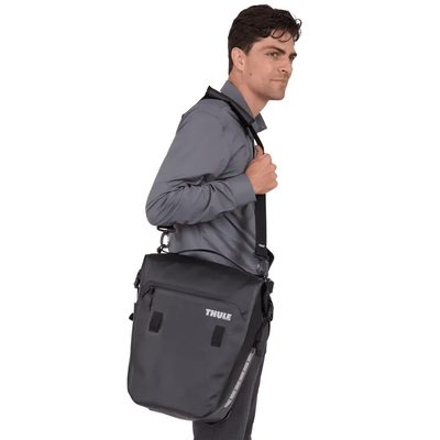 Alforjas Thule Shiel Commuter Pannier color Negro de 22L