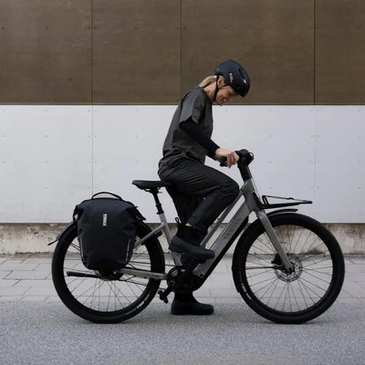 Alforjas Thule Shield Pannier color Azul de 22L con sistema InLock
