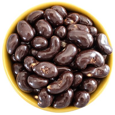 Nuez De La India Tostada Con Sal Rosa Del Himalaya Cubierta Con Chocolate Sin Azúcar