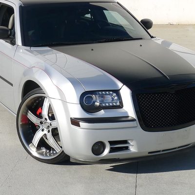 2005-2010 Chrysler 300 Projector Headlights w/LED Light Strip Matt Black/Clear