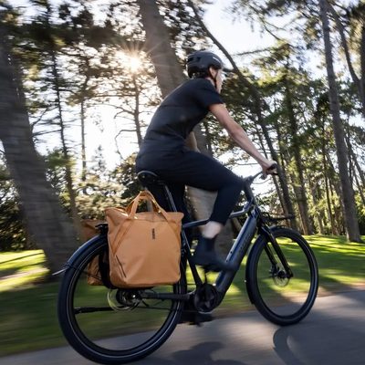 Alforjas Chasm Tote Thule color Negro de 25L con sistema InLock